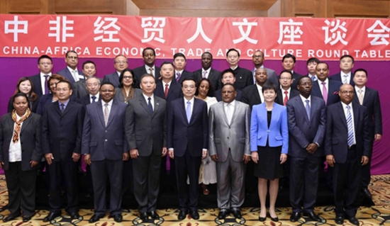 Premier Li Keqiang giving a cordial interview to Tao Xinghu, vice president of CNMC, when attending China-Africa Economic, Trade and Culture Round Table
