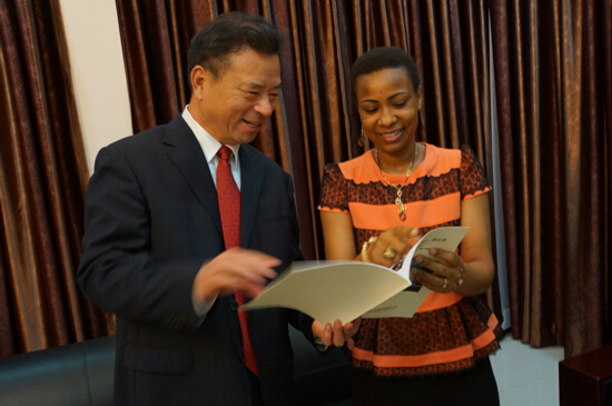 CEO Tao Xinghu paying an official call on Oliver Kabila, first lady of the Democratic Republic of Congo (DRC), at the presidential palace of the country
